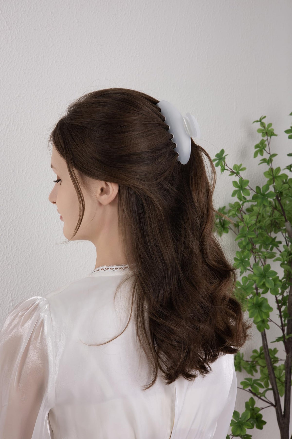 OideGuiing clip used in an updo demonstrating secure hold and polished look