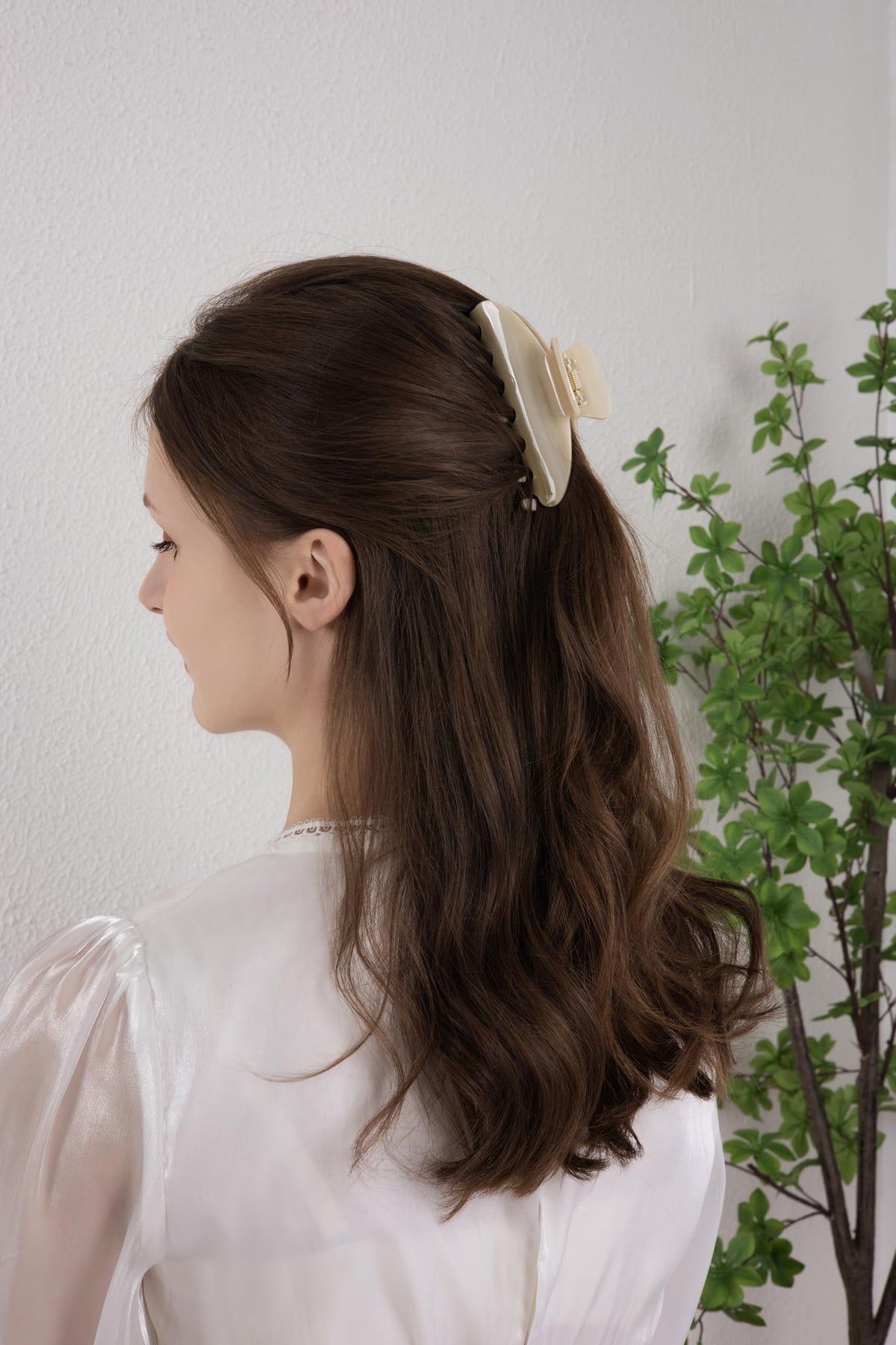 OideGuiing holding a half-up hairstyle showing gentle non-slip grip