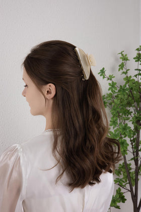 OideGuiing holding a half-up hairstyle showing gentle non-slip grip