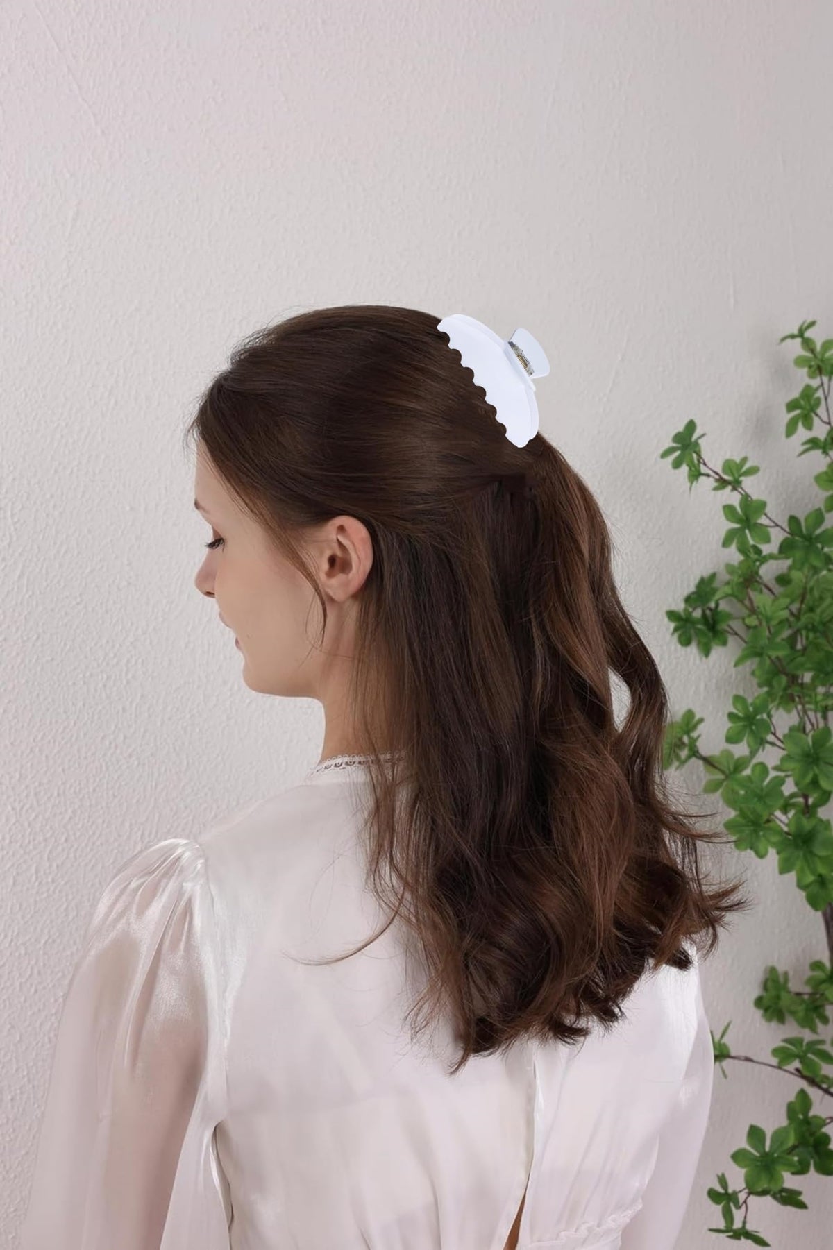 OideGuiing clip in use holding a half-up hairstyle for comfortable all-day wear