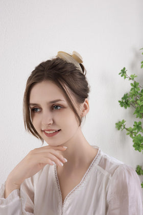 OideGuiing used in a high bun to show secure full-head hold
