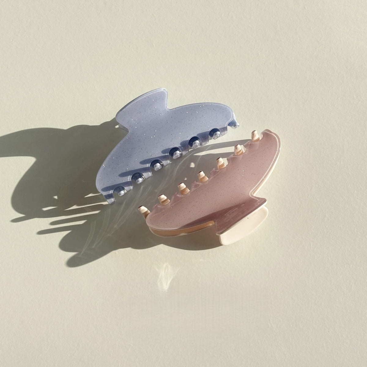 OideGuiing clip on a desk with accessories adding colorful style