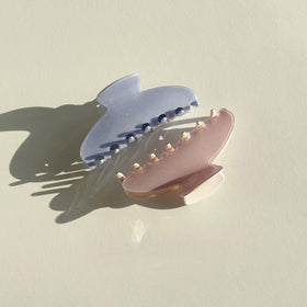 OideGuiing clip on a desk with accessories adding colorful style