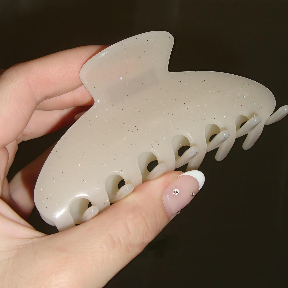 OideGuiing side view of teeth pattern preventing hair slippage
