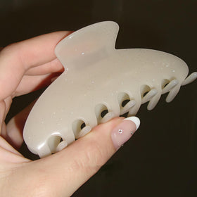 OideGuiing side view of teeth pattern preventing hair slippage