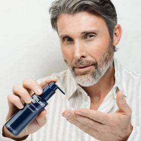 Omnis Uomo texture close-up foam demonstrating gentle lather and effective cleansing