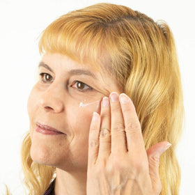 Organys Spark label close-up highlighting peptide and hyaluronic benefits