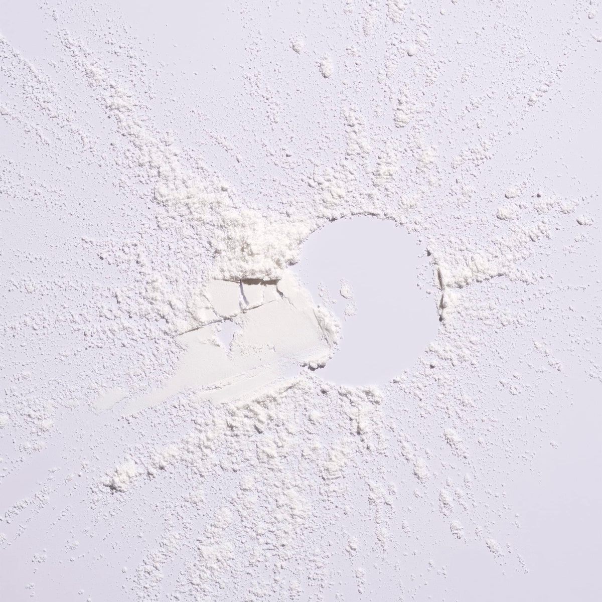 ORIBE powder being applied to roots, demonstrating quick oil-absorbing refresh benefit