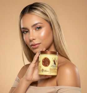 Origen Botánico stylist applying mask in salon for professional treatment results