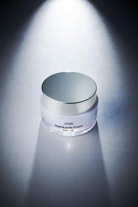 ORISIA HydraLactis ingredients display highlighting niacinamide and milk protein benefits