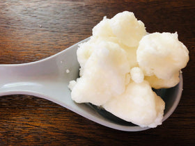 Oslove Organics applied to hair ends showing frizz control and shine