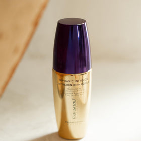 Pai-Shau texture close-up with serum droplet highlighting lightweight, oil-free absorption