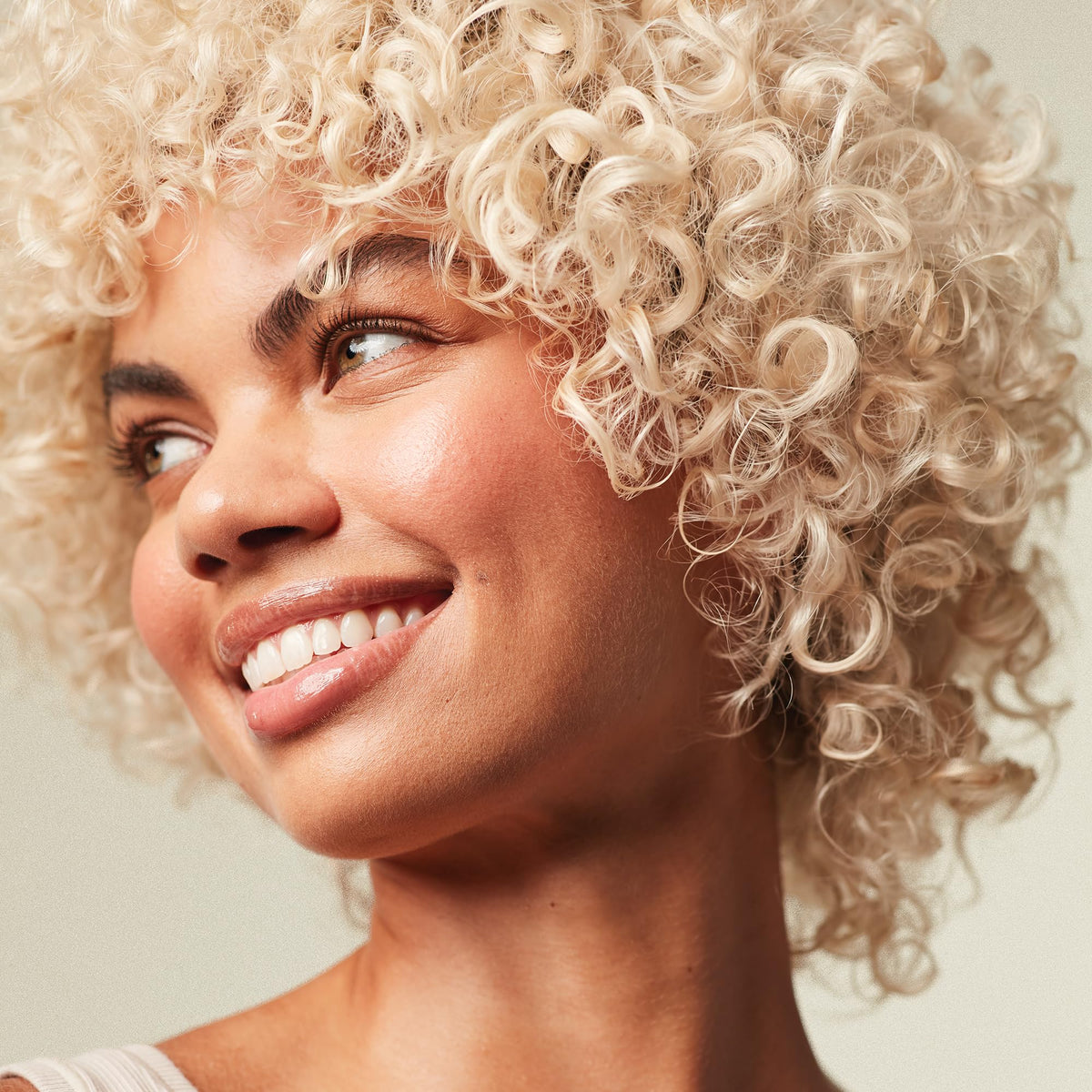 Paul Mitchell ingredients display with macadamia oil and safflower oleosomes benefits