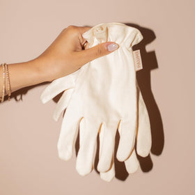 PAUME gloves beside ruler showing one-size-fits-all scale and fit