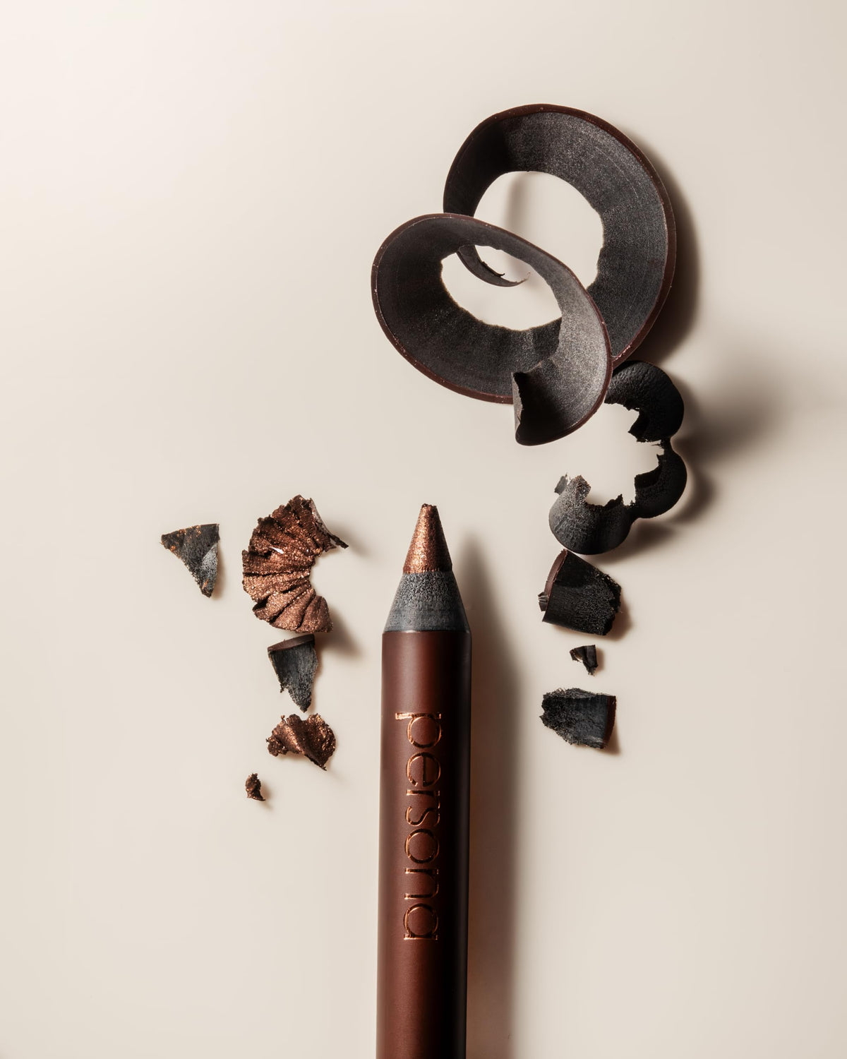 PERSONA liner applied on waterline showing smudge-resistant result