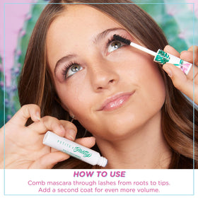 Petite 'n Pretty brush close-up highlighting bristle design for clump-free separation benefit