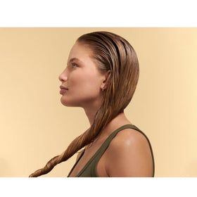PHYTO close-up of jojoba oil drips highlighting nourishing ingredient benefits