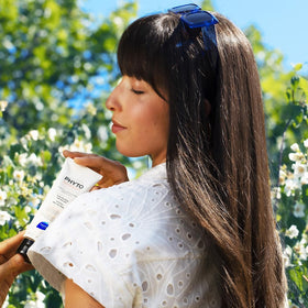 PHYTO close-up on glossy hair ends, emphasizes frizz reduction and shine