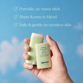 Pipette spray close-up of mist texture highlighting fast-absorbing finish