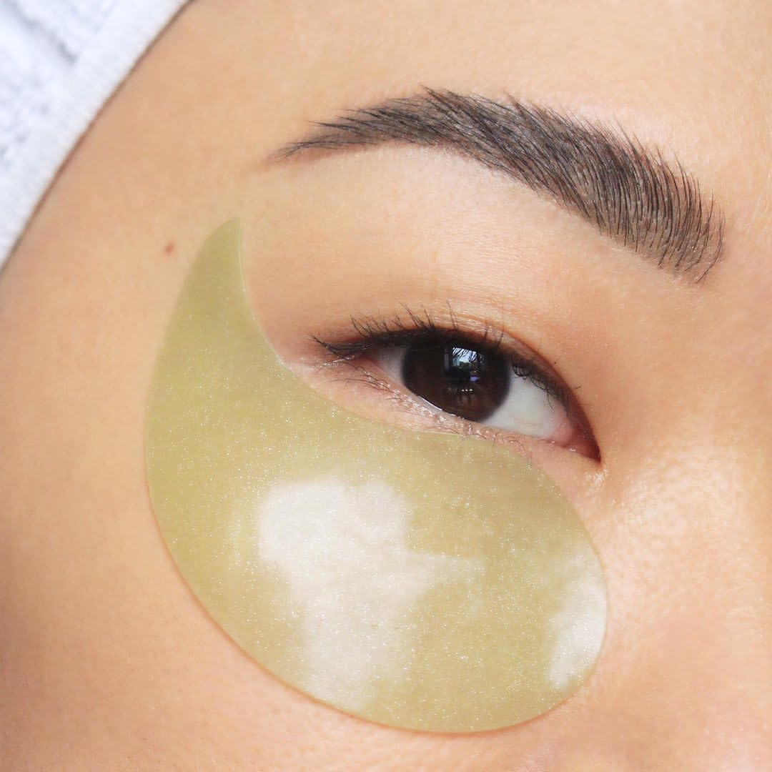 Pixi DetoxifEYE application on model demonstrating under-eye placement
