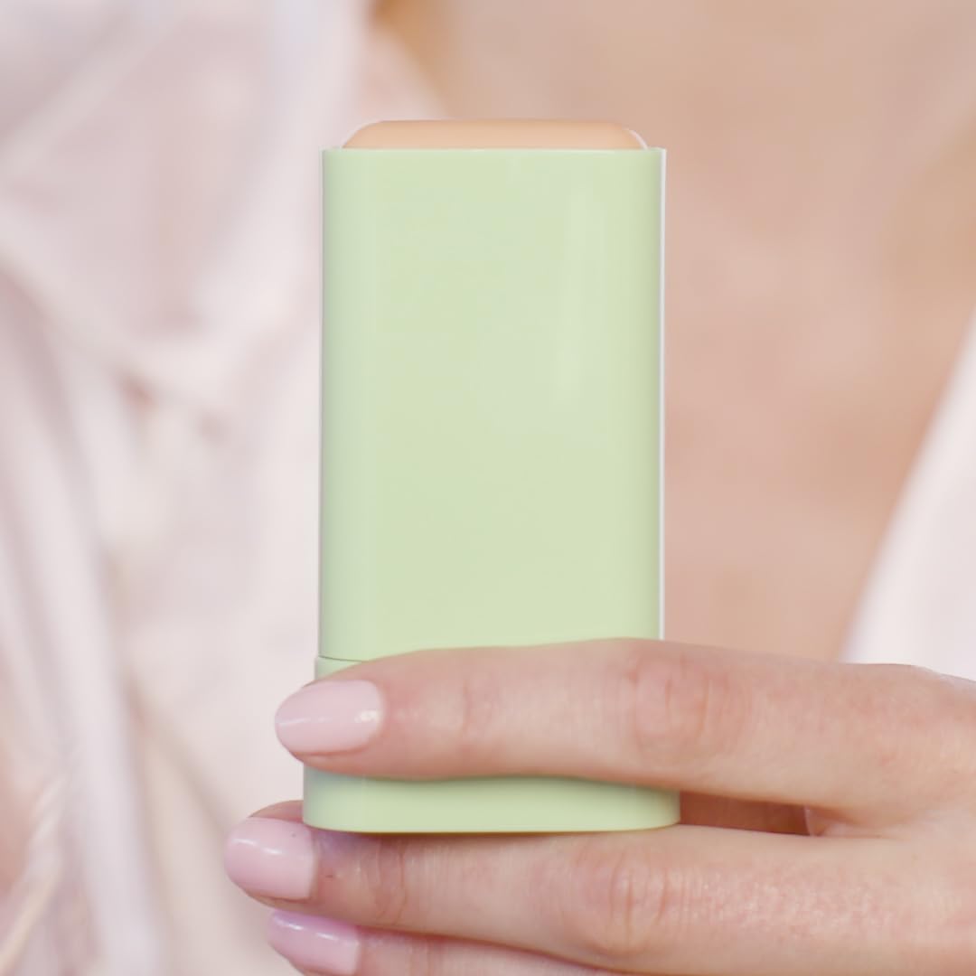 Pixi On-the-Glow applied to hair ends demonstrating lightweight shine and control