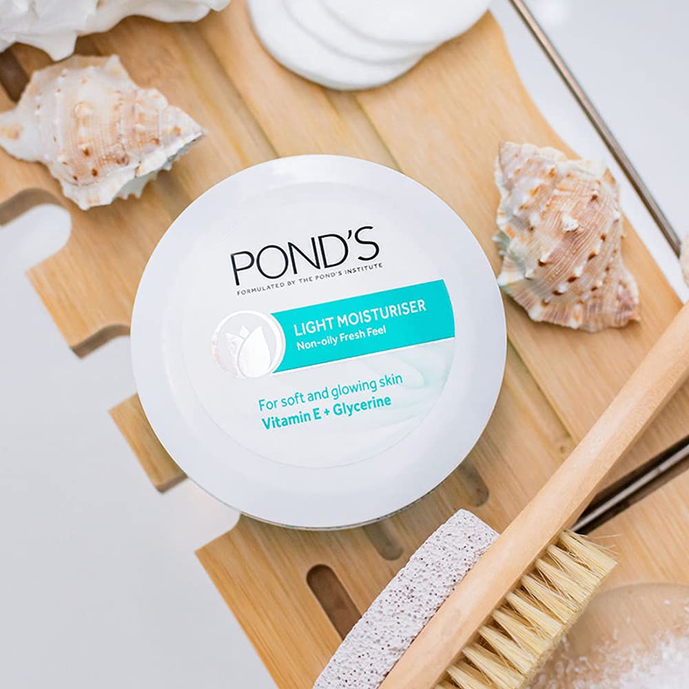 POND'S moisturiser on skin showing non-oily matte finish and natural-looking hydration