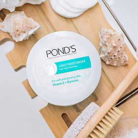 POND'S moisturiser on skin showing non-oily matte finish and natural-looking hydration