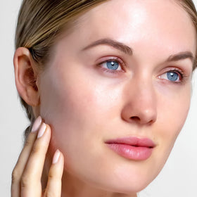PÜR MINERALS being applied to wet face for effective makeup removal