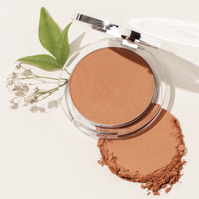 PÜR MINERALS bronzer applied with brush demonstrating natural sun-kissed warmth