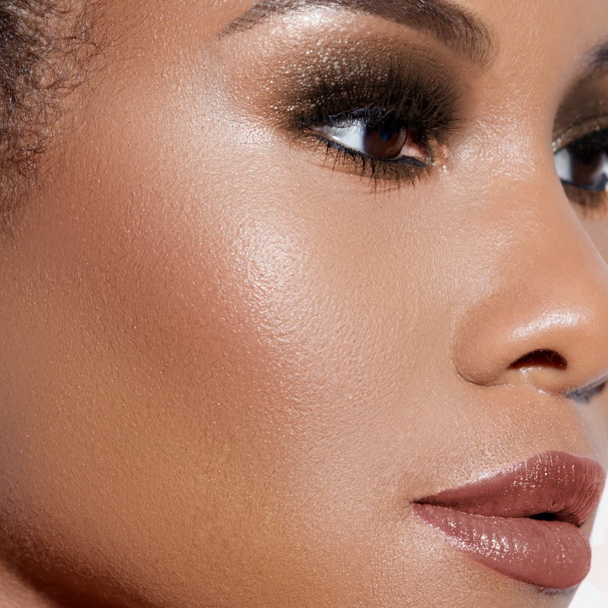 PÜR MINERALS bronzer texture close-up highlighting fine, blendable minerals