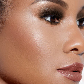 PÜR MINERALS bronzer texture close-up highlighting fine, blendable minerals