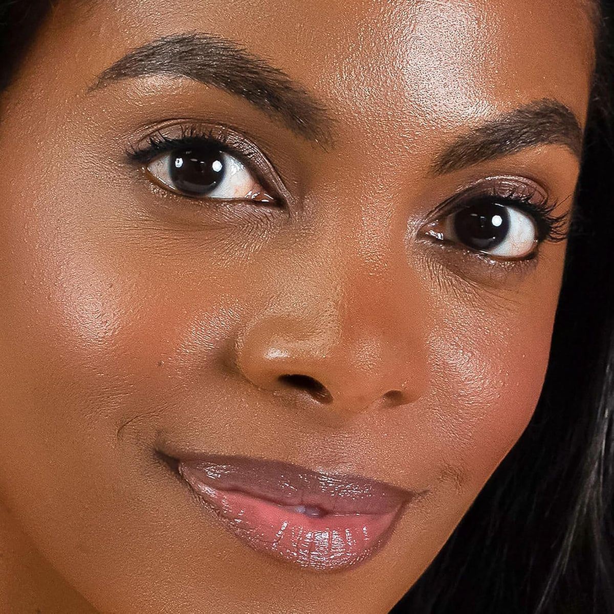 PÜR MINERALS applied to upper lashes showing separation and curl benefit