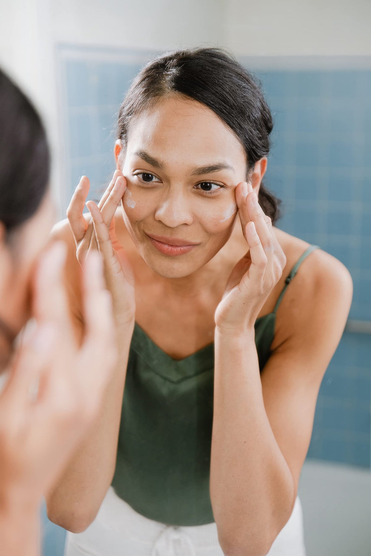 PÜR MINERALS hand demonstration applying primer for smoother makeup application