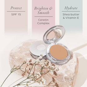 PÜR MINERALS palette beside hand to show size and included face and eye colors