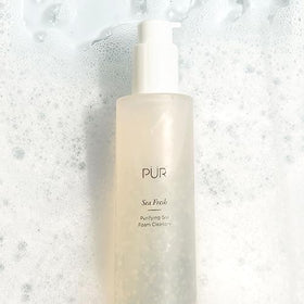 PÜR MINERALS in a bathroom setting portraying refreshing daily routine