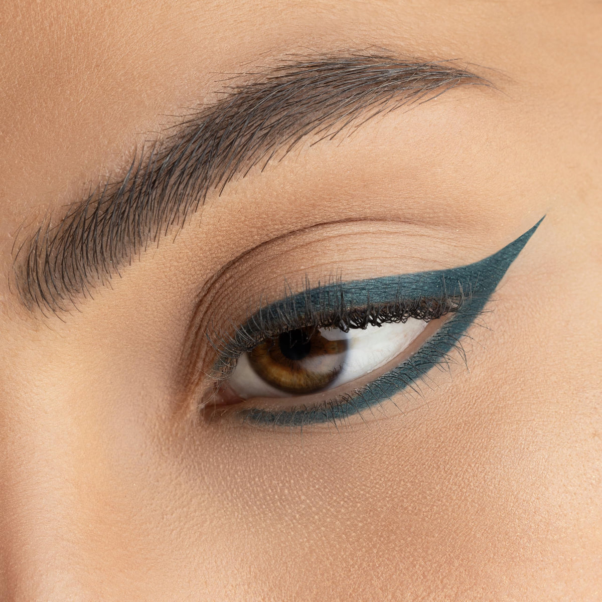 Radiant Professional eyeliner tip close-up demonstrating smooth application benefit