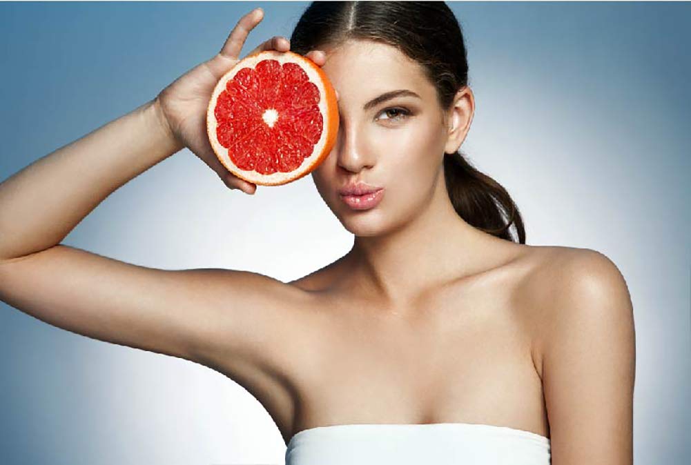 RAPSI bottle with olive oil and red oranges, highlights natural Sicilian ingredients benefit