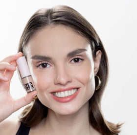 RED WORLD applicator close-up showing precise wand for sharp liner and control