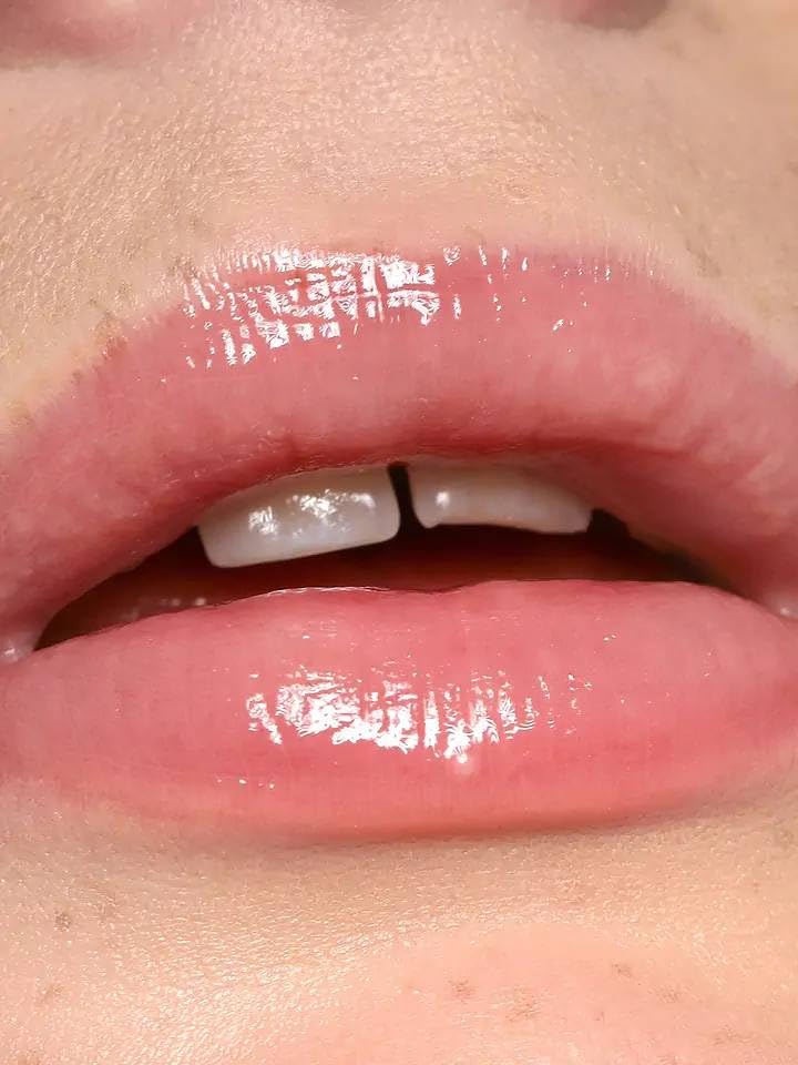 REFY close-up of gloss wand demonstrating smooth applicator and precision