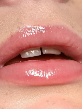 REFY close-up of gloss wand demonstrating smooth applicator and precision