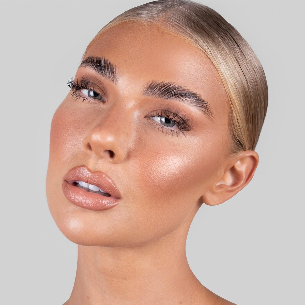 REFY creamy gel texture close-up with smooth finish, easy application benefit