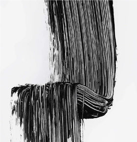 R.E.F.Y curved comb applicator close-up demonstrating precise lash separation benefit
