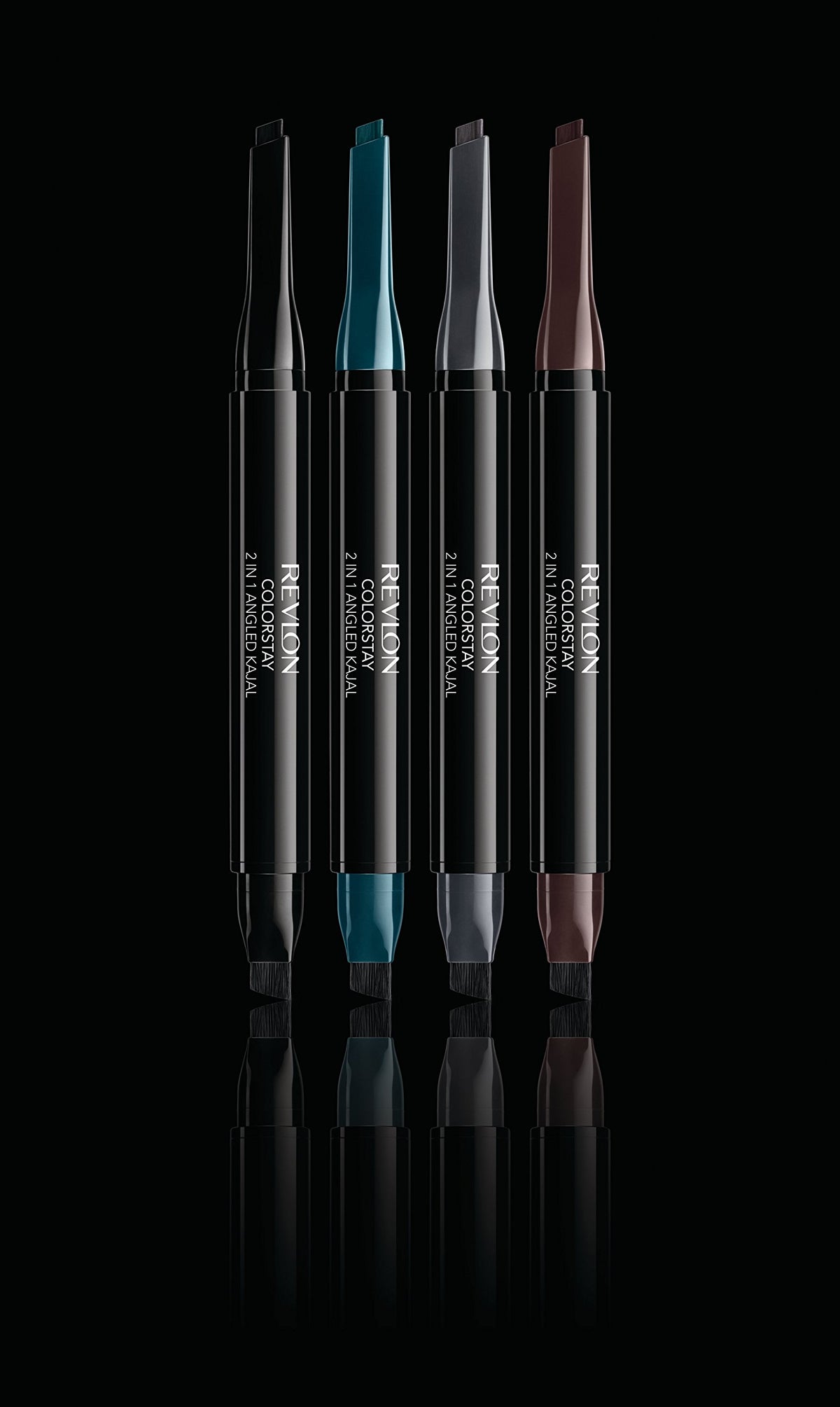 Revlon ColorStay smudge brush in use blending liner for smoky effect