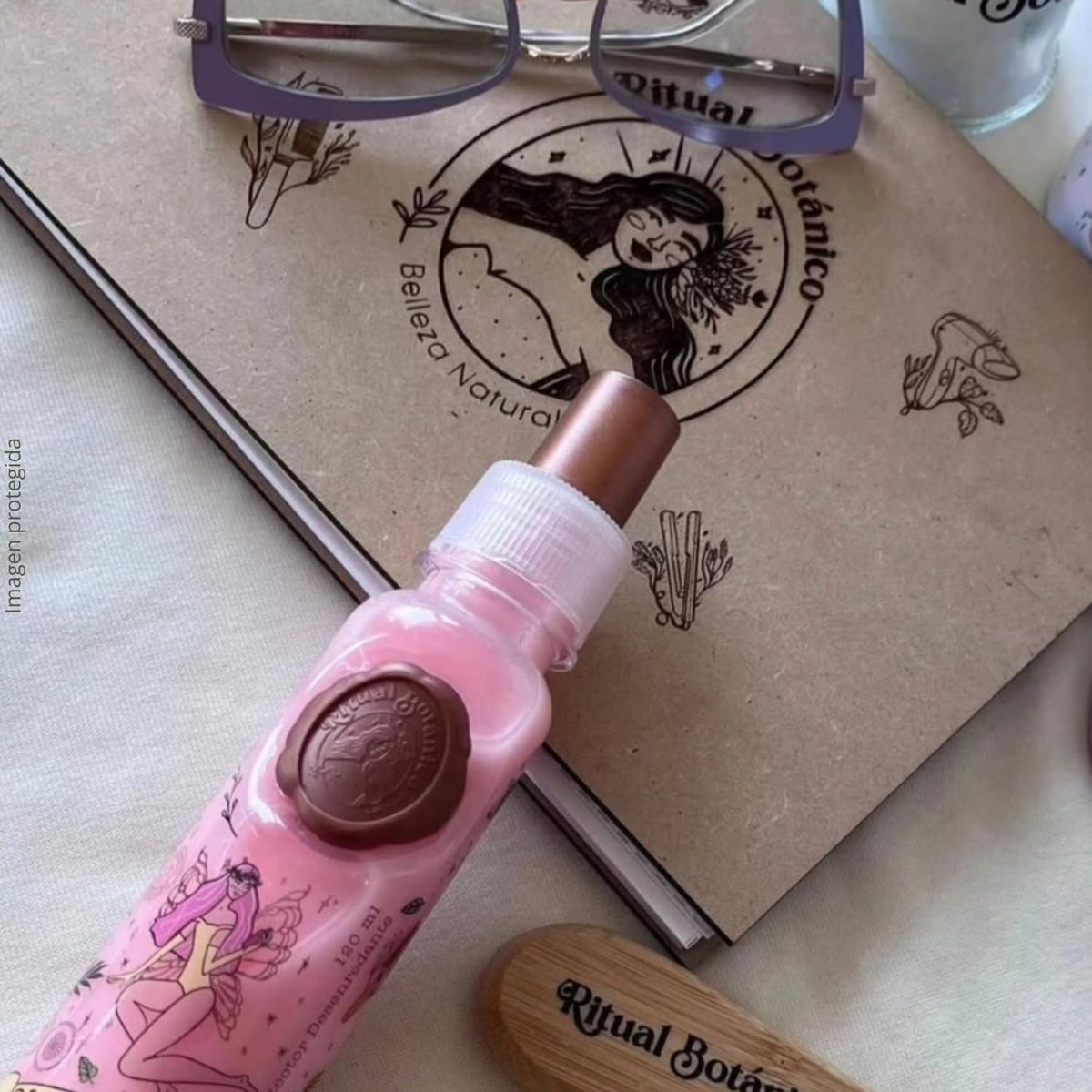Ritual Botanico spray applied to wet hair demonstrating detangling and easier combing benefit