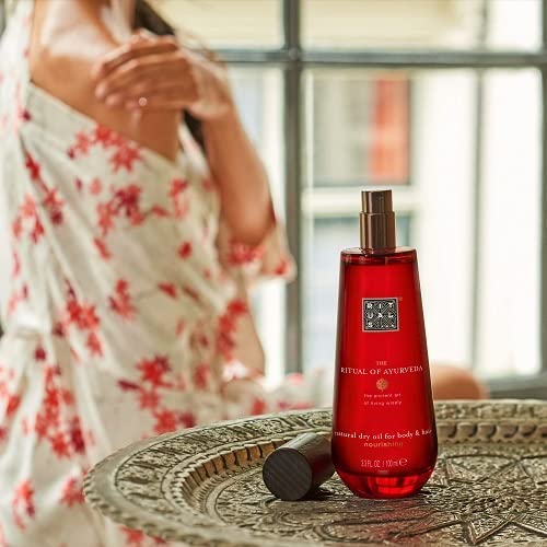 RITUALS close-up of dry oil VATA label and embossed logo, highlights premium branding and ingredient focus