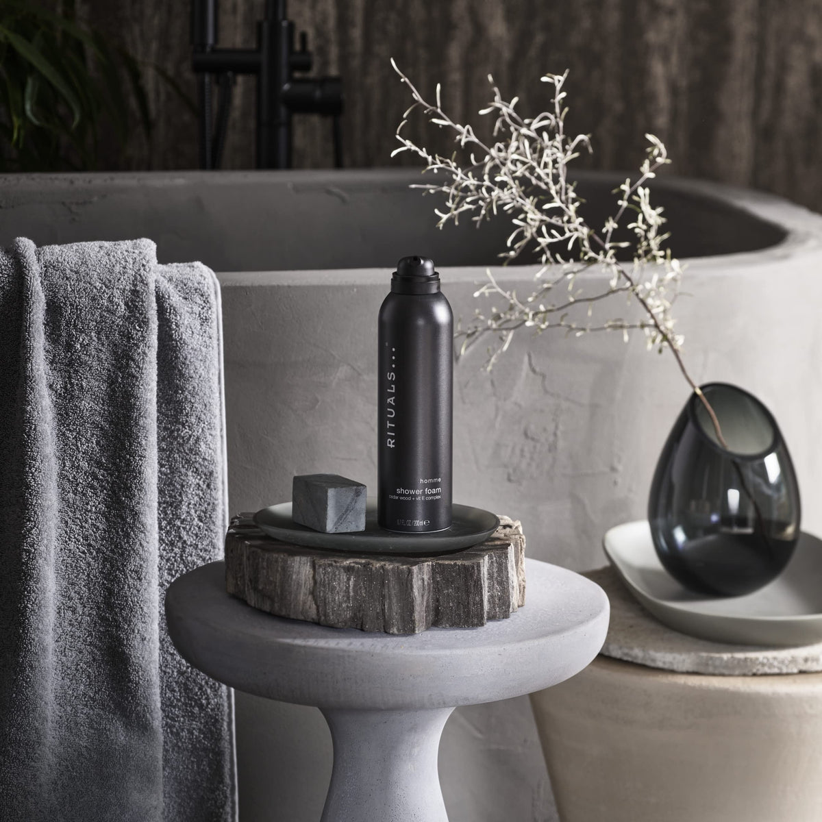 RITUALS Homme pump dispenser detail for controlled, mess-free use