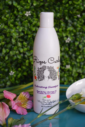 Rizos Curls pump and label close-up highlighting easy dispensing benefit