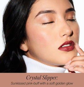 RMS Beauty luminizer shining on collarbone to enhance body radiance