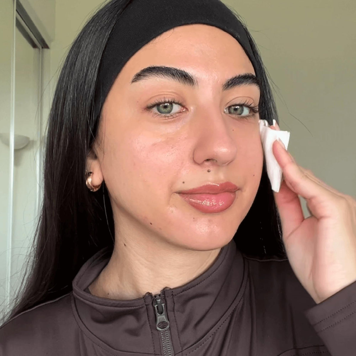 RODAN + FIELDS pouring toner into hand to show fluid consistency and easy application