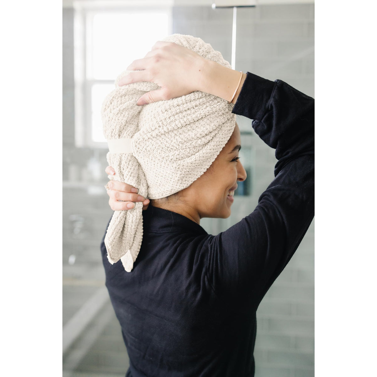 ROLSHOL used by stylist in salon illustrating professional-friendly design